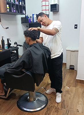 Cortando o Cabelo na Barbearia Império da Fé