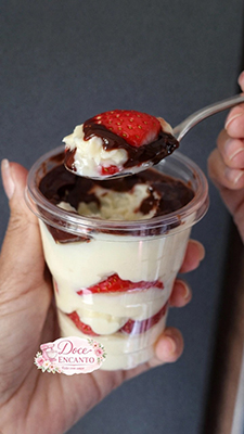 Bolo de Pote de Morango da Doce Encanto