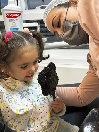 Dra. Jaqueline Lima Atendendo Criança