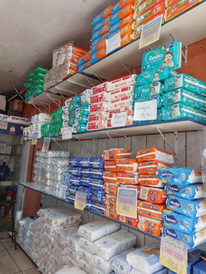 Estante com Fraldas da Kisses Baby